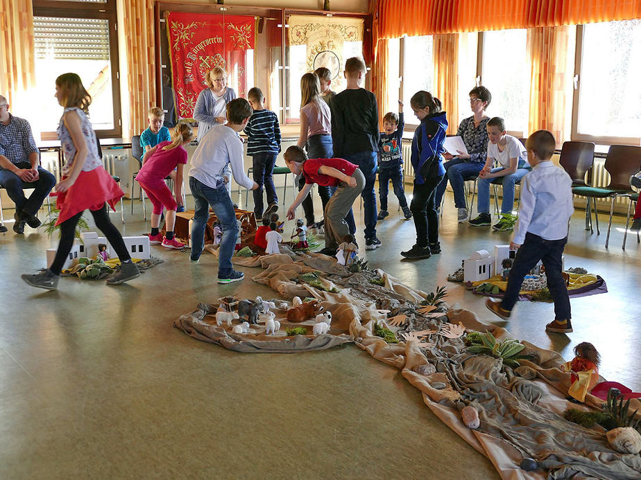 Kinderkarfreitagsliturgie im Gemeindezentrum (Foto: Karl-Franz Thiede)